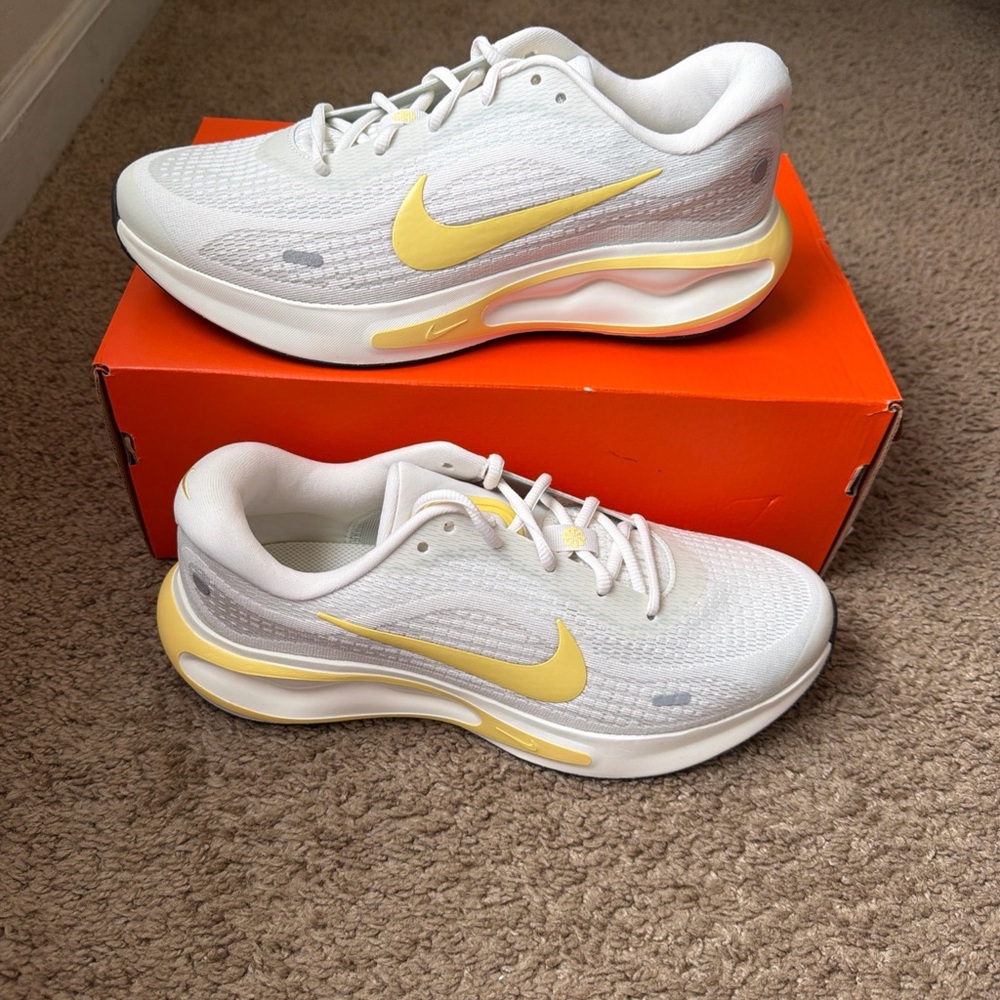 Size 10 - Nike Journey Run Women's Running Shoes NEW IN BOX